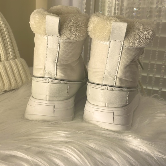 White & Cream Colored Winter Boots ⛄️🎿 - Picture 5 of 9